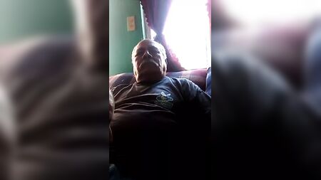 Un abuelo pervertido masturbándose en el sofá
