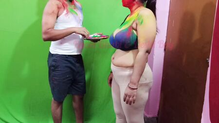 Holi me Debar dejó a su cuñada hambrienta y se marchó, tras ponerse un preservativo femenino… sin decir ni una palabra en español