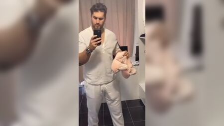 Un tipo con un bulto enorme y pantalones blancos