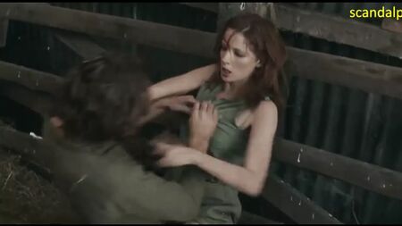 Kelly Reilly follando en la película «Puffball»
