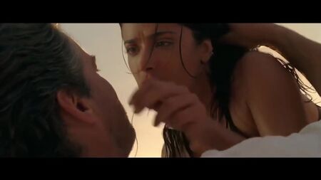 Lo mejor de Salma Hayek: un beso apasionado (9 minutos)