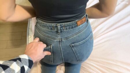 Sexo anal con la hermana menor de un amigo sin siquiera quitarse la ropa