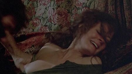 Susan Sarandon muestra los pechos y los pezones al desnudo en *King of the Gypsies*