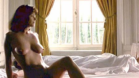 Escena de desnudo de Polly Walker en «Ocho mujeres y media»