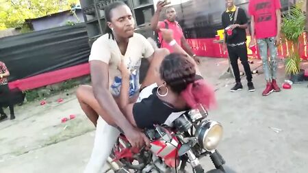 21+ PORNO EN PÚBLICO SEXO REDTUBE PORN HUB NEGRO BICICLETA MAÑANA G