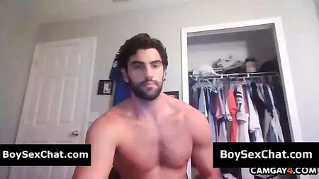 Un tío guapo con una polla enorme en directo