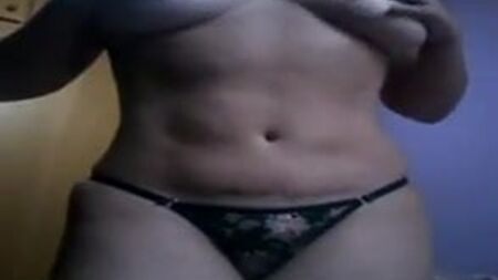 Una mujer casada y bien dotada de pechos se quita las bragas