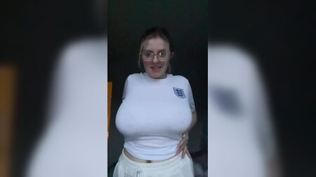 Una empollona sexy con pezones y tetas enormes