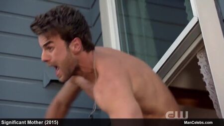 Nathaniel Buzolic posando en ropa interior sexy