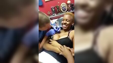 Se le sale el pezón mientras se hace un tatuaje