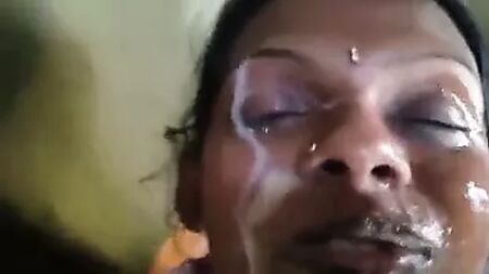 Una tía telugu le hace una mamada a su marido