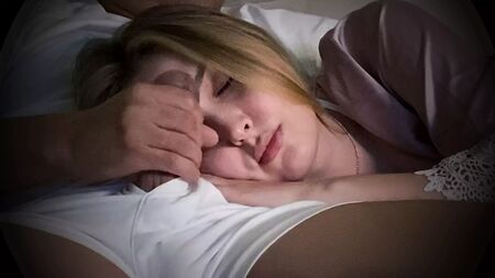 Madrastra e hijastro. Un creampie arriesgado en el sofá