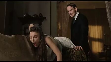 A Keira Knightley le dan azotes y se la follan