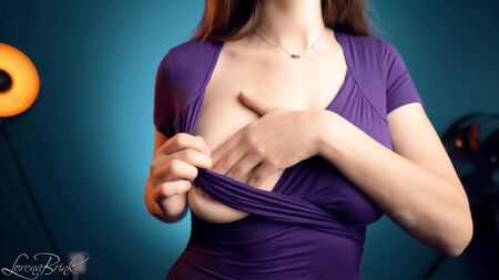 Provocativa con una camiseta morada escotada