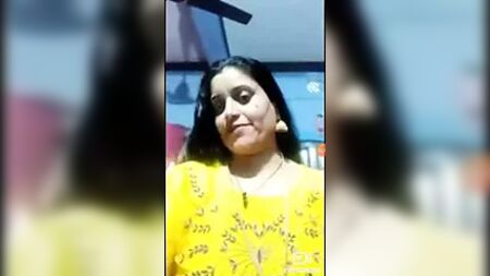 En una llamada por Facebook, la tía HEMA muestra su cuerpo desnudo