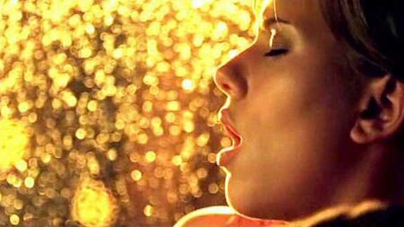 Scarlett Johansson, pillada tocándose en un coche en ScandalPlanet.Com