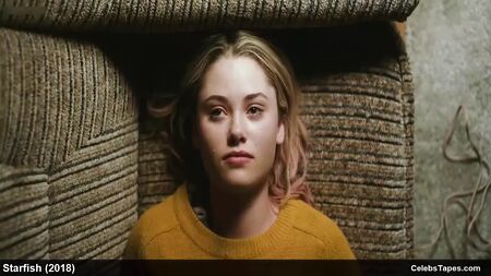 Escenas de desnudos y masturbación de la actriz Virginia Gardner