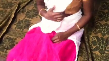 Una chica de un pueblo tamil probando el sexo anal