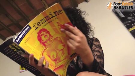Chicas descalzas con bailarinas: el juego de los zapatos y las provocaciones en su máxima expresión