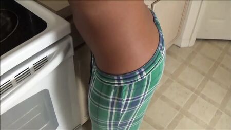 Las enormes tetas de mamá vuelven loco a su hijastro - Terapia familiar