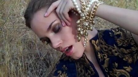 Christa B. Allen, protagonista de «Revenge», se masturba