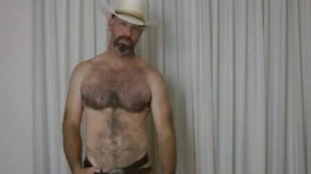 El vaquero lustraba la hebilla de su cinturón y echaba un chorro