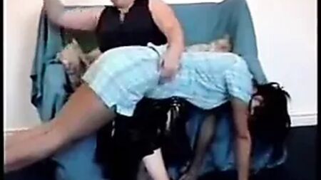 La madrastra le da unos azotes a su hija
