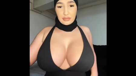 Selma Azmani: Tetas grandes