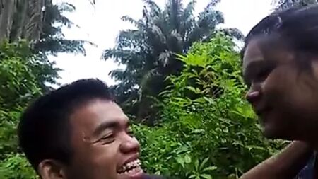 Un beso en el jardín con mi querida novia