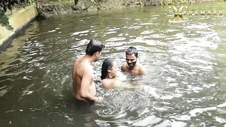 BHABI DE TETAS GRANDES Y SUCIAS SE BAÑA EN UN ESTANQUE CON EL GUAPÍSIMO DEBORJI (AL AIRE LIBRE)