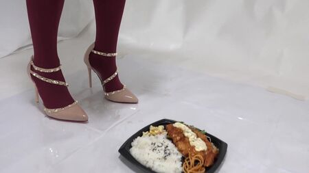 Tacones altos y comida