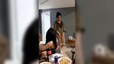 la chica se va a dejar follar a la fuerza