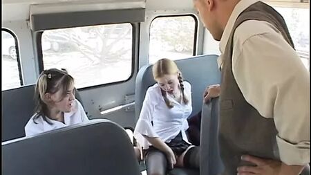 Dos chicas jóvenes se están follando a un tío en el asiento trasero de su coche