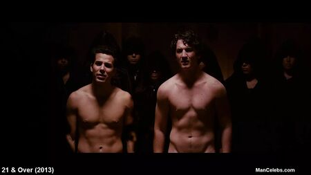 Escenas de cine en las que Skylar Astin aparece desnudo y sexy