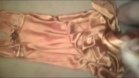 Correrse sobre un vestido de gala de satén dorado