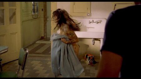 Sarah Shahi desnuda en «Bullet To The Head» ScandalPlanet.Com