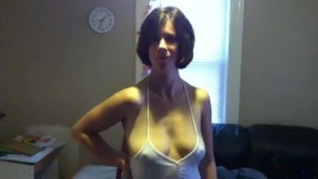 Chell, una amateur muy sexy, con los pezones marcados a través de la camiseta