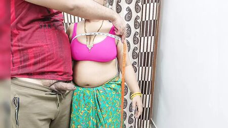 Desi Darji (sastre) follando a lo bestia con Jiya en un juego de rol sexual en hindi