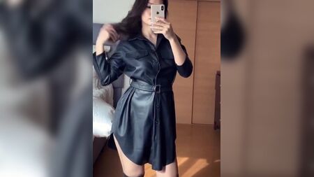 Vestido camisero de cuero y botas por encima de la rodilla
