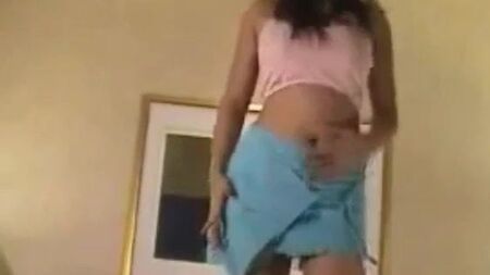 La modelo indonesia Midah baila de forma erótica