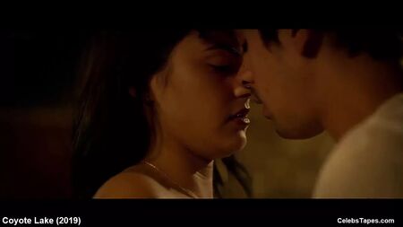 Escenas sensuales de la actriz Camila Mendes en topless