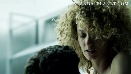 Esther Acebo desnuda y en una escena de sexo en ScandalPlanet.Com