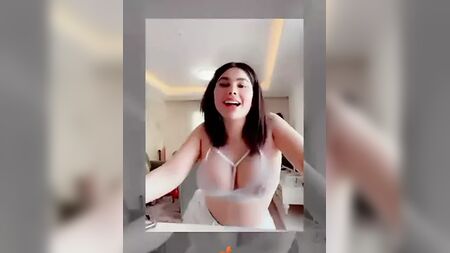 Angie Khoury, desnuda y con grandes pechos