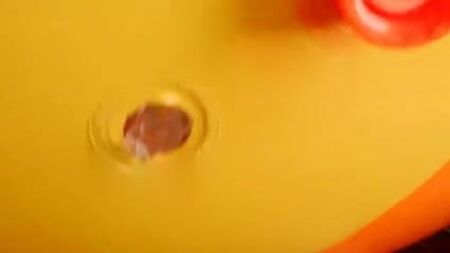 Juguete de playa con forma de pelota y aspersor de Little Tikes