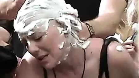 ¡Me la metieron mientras me afeitaban la cabeza!