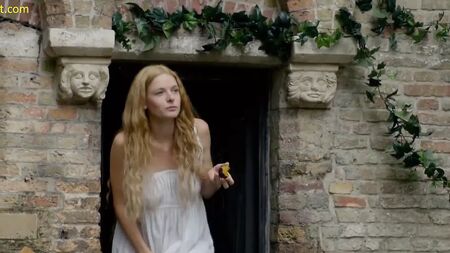 Rebecca Ferguson: pechos al aire y follando en «La reina blanca»
