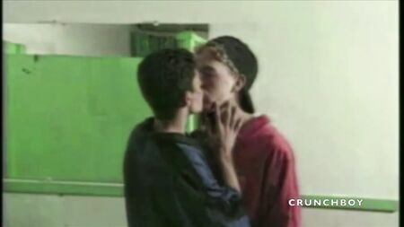 chicos jóvenes y sexys de 20 años follando en secreto cuando la chica no está