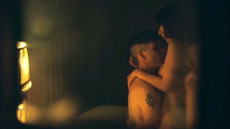 La escena de sexo desnudo de Charlie Murphy en «Peaky Blinders: ScandalPlane»
