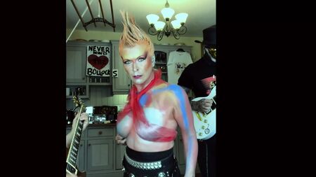 Toyah Willcox: con las tetas al aire con un top de rejilla