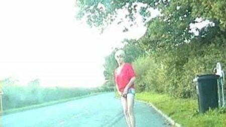 Zoe, una zorra travesti exhibicionista con pantalones cortos sin trasero por las calles